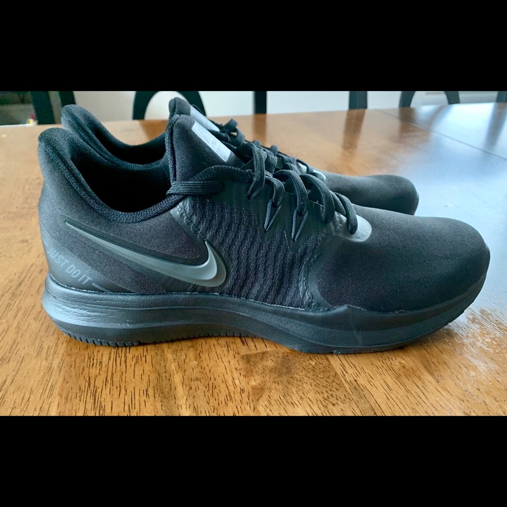 Black Nike 7.5